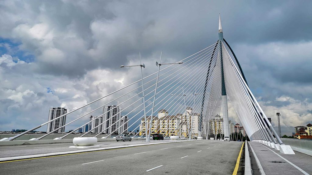 Die Seri Wawasan Bridge mit Aussicht auf die Putra Mosque, Putrajaya