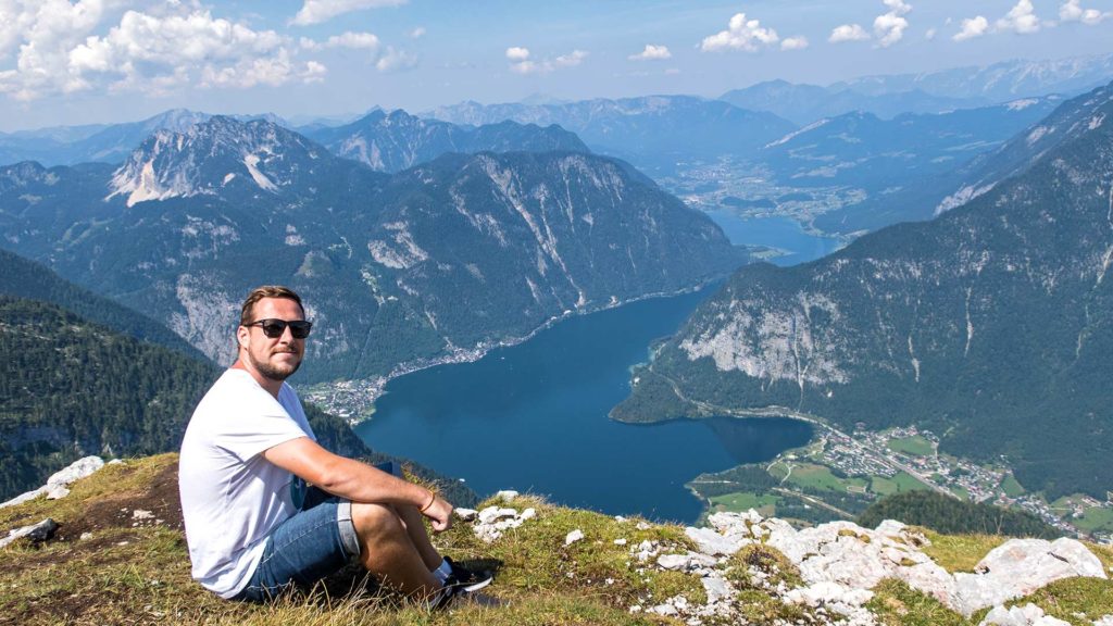 Tobi und die Aussicht auf den Hallstätter See in Österreich