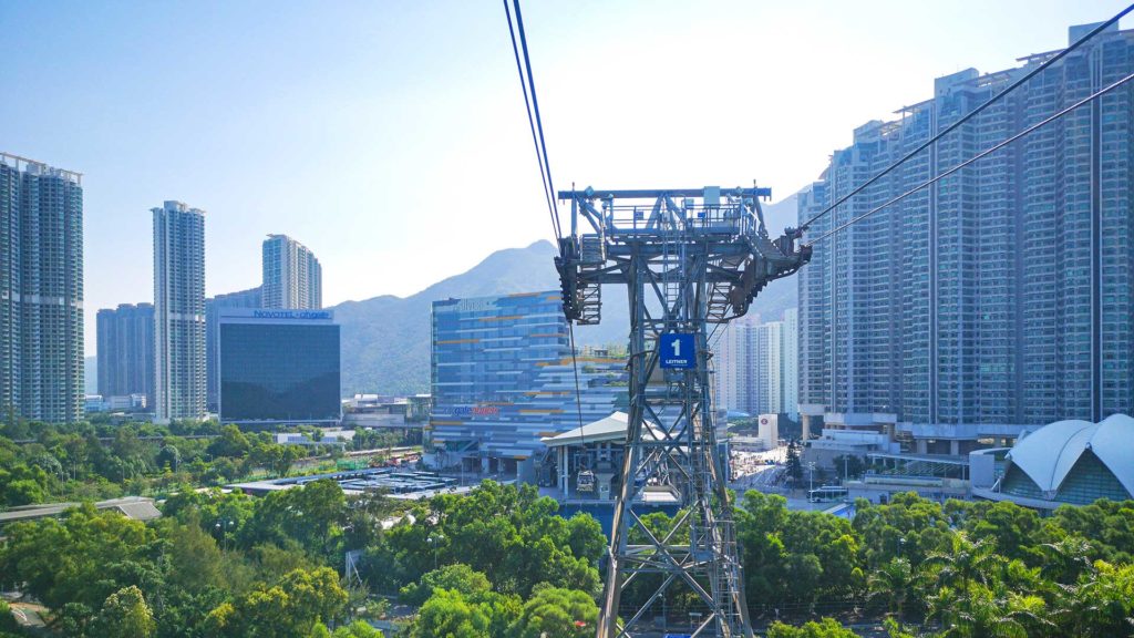 Fahrt mit der Ngong Ping 360 Seilbahn zum Tian Tan Buddha in Hong Kong