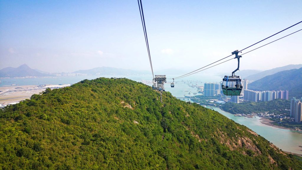Aussicht von der Ngong Ping 360 Seilbahn auf Hong Kong