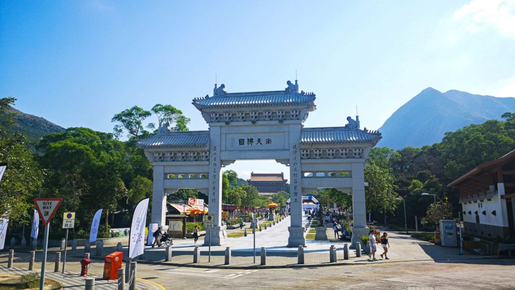 Eingangsportal vom Ngong Ping Village in Richtung Tian Tan Buddha, Hong Kong