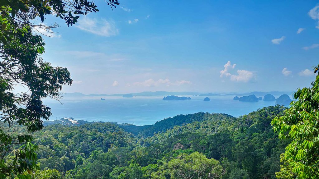 Erster Aussichtspunkt auf dem Weg zur Spitze des Dragon Crest Mountains, Khao Ngon Nak, in Krabi