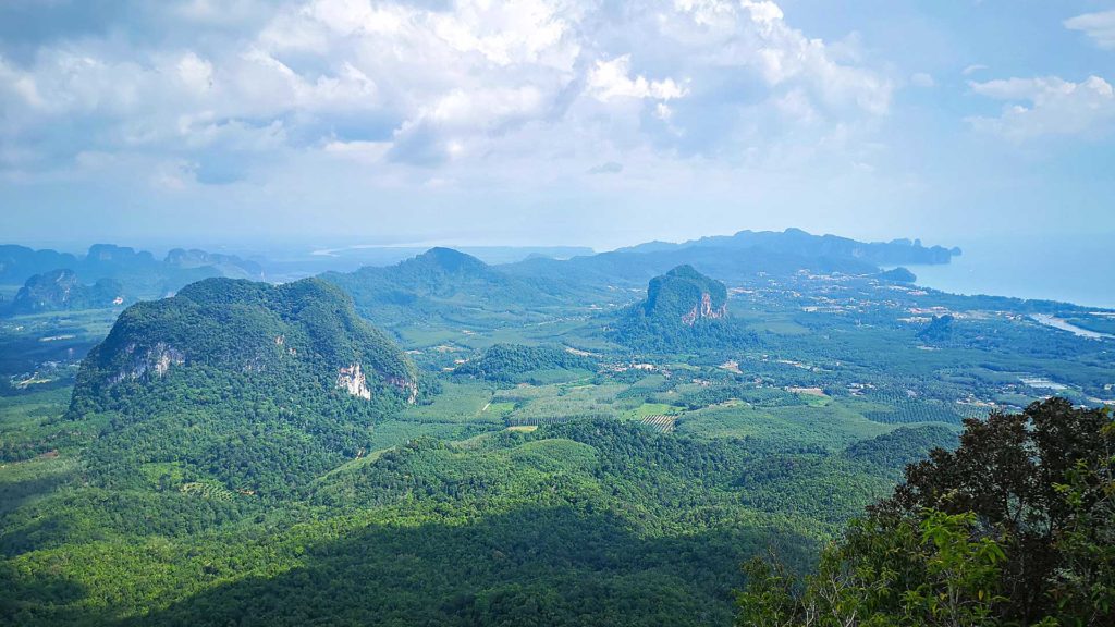 Ausblick in Richtung Ao Nang vom Dragon Crest Mountain in Krabi
