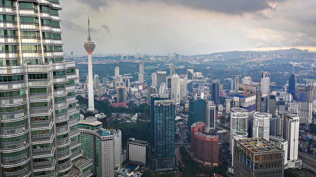 Aussicht auf den KL Tower und Kuala Lumpur von den Petronas Towers