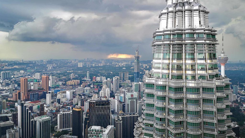 Aussicht auf den zweiten Turm der Petronas Towers in Kuala Lumpur