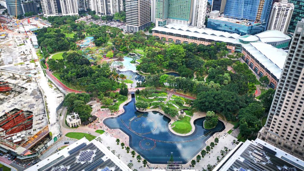 Aussicht von den Petronas Towers auf den KLCC Park in Kuala Lumpur