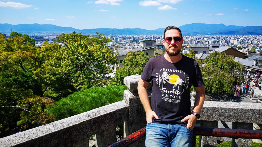 Tobi mit dem Ausblick über Kyoto vom Kiyomizu-Dera