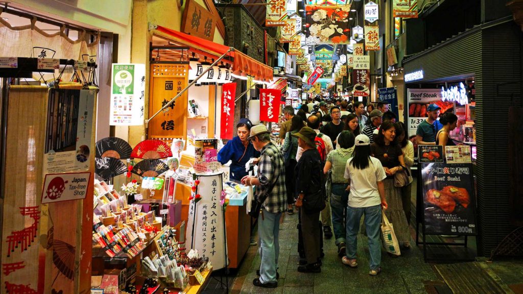Menschenmengen auf dem Nishiki Market in Kyoto