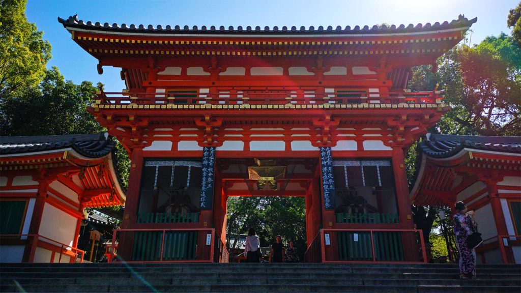 Das Eingangstor des Yasaka Schreins in Gion, Kyoto