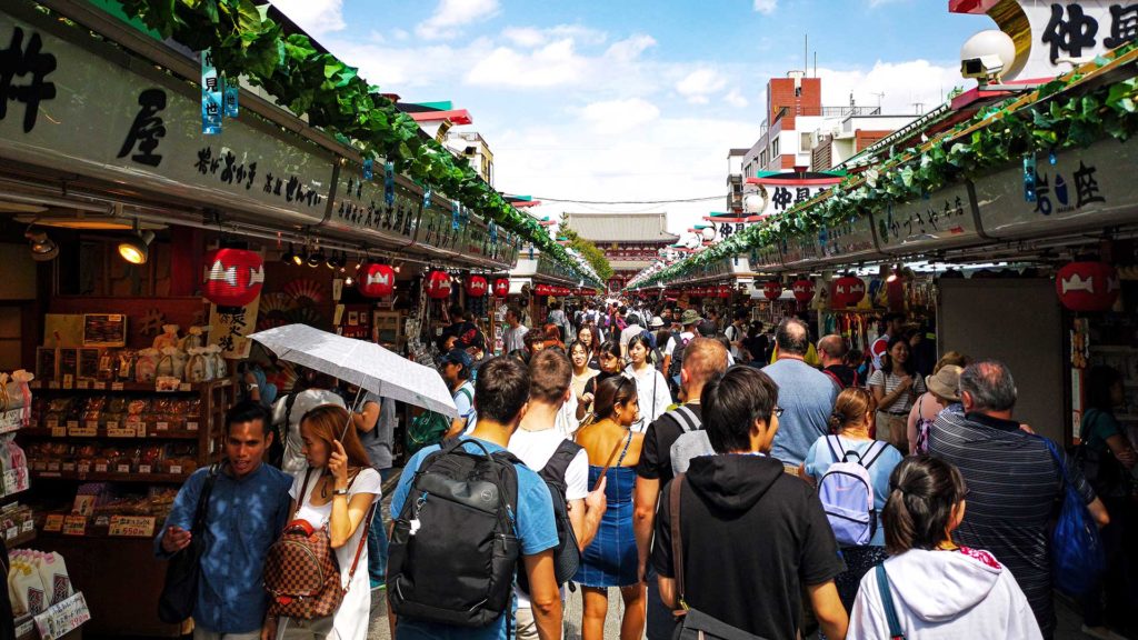 Die beliebte Nakamise Shopping Street, die direkt zum Senso-Ji Tempel in Asakusa führt, Tokio