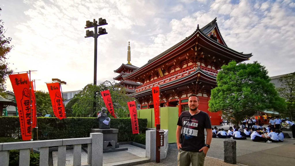 Tobi mit Aussicht auf den Senso-Ji Tempel in Asakusa in Tokio