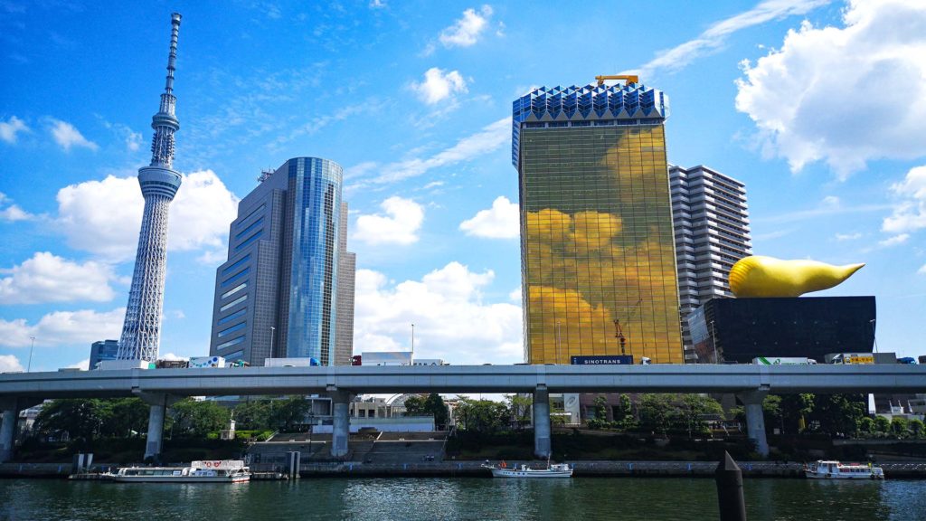 Aussicht vom Sumida Park in Asakusa auf den Tokio Skytree und den Asahi Beer Tower