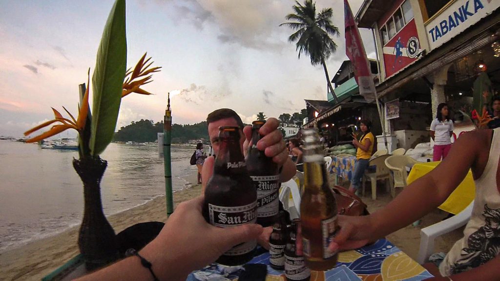 Happy Hour am Strand von El Nido