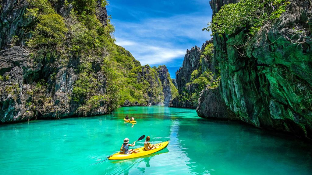 Kajak-Fahrer in einer Lagune bei El Nido