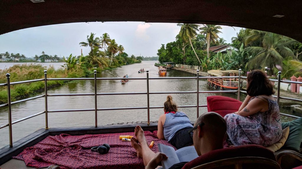 Aussicht vom Boot auf den Fluss in Kerala