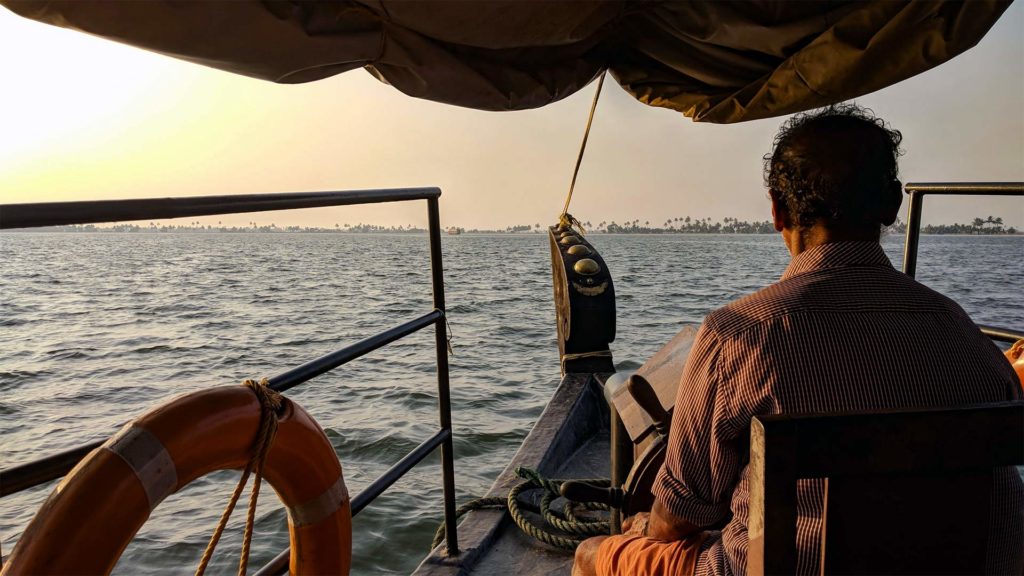 Der Kapitän des Hausbootes in Kerala
