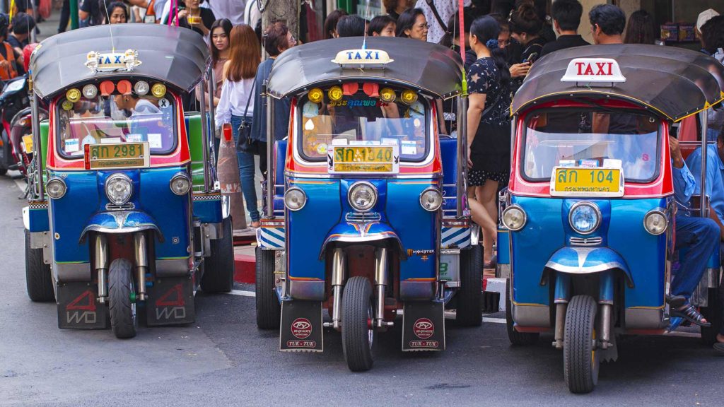 Tuk Tuks in Bangkok auf dem Weg zum Bahnhof