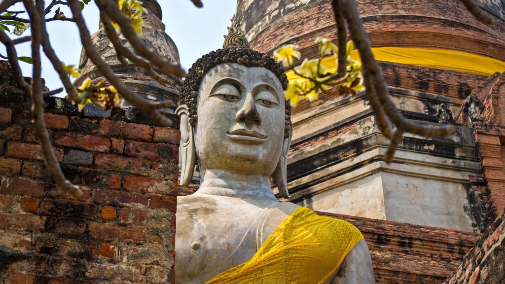 Der Buddha vor dem großen Chedi (Wat Yai Chai Mongkhon), Ayutthaya