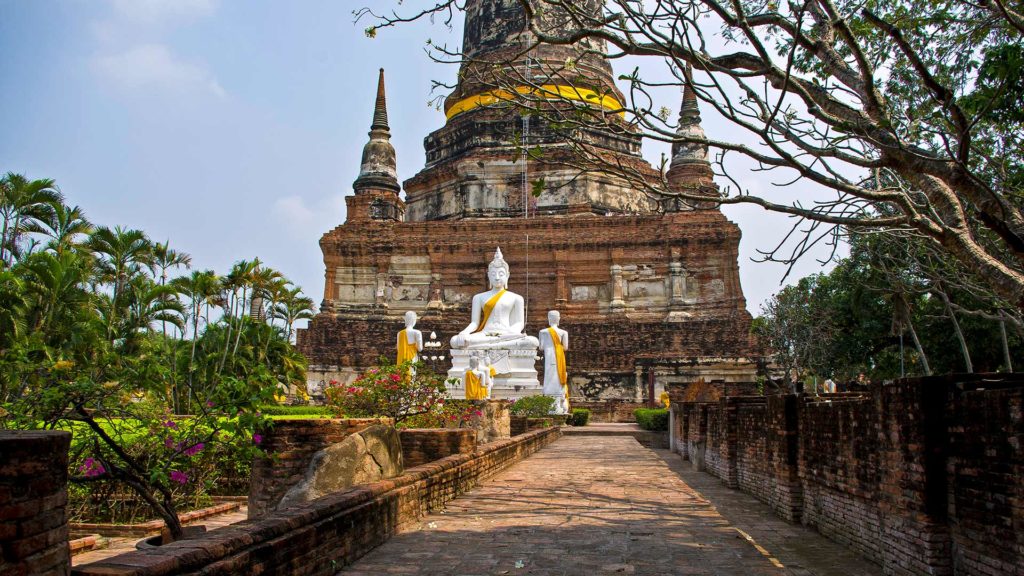 Garten und Hauptchedi des Wat Yai Chai Mongkhon