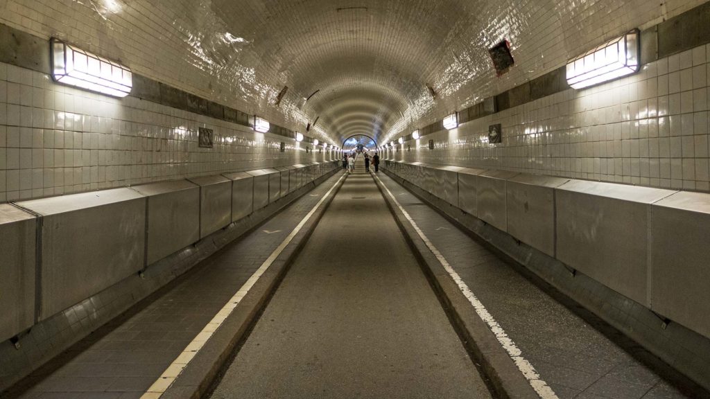 Der alte Elbtunnel, mit dem du unter der Elbe von Hamburg durchlaufen kannst