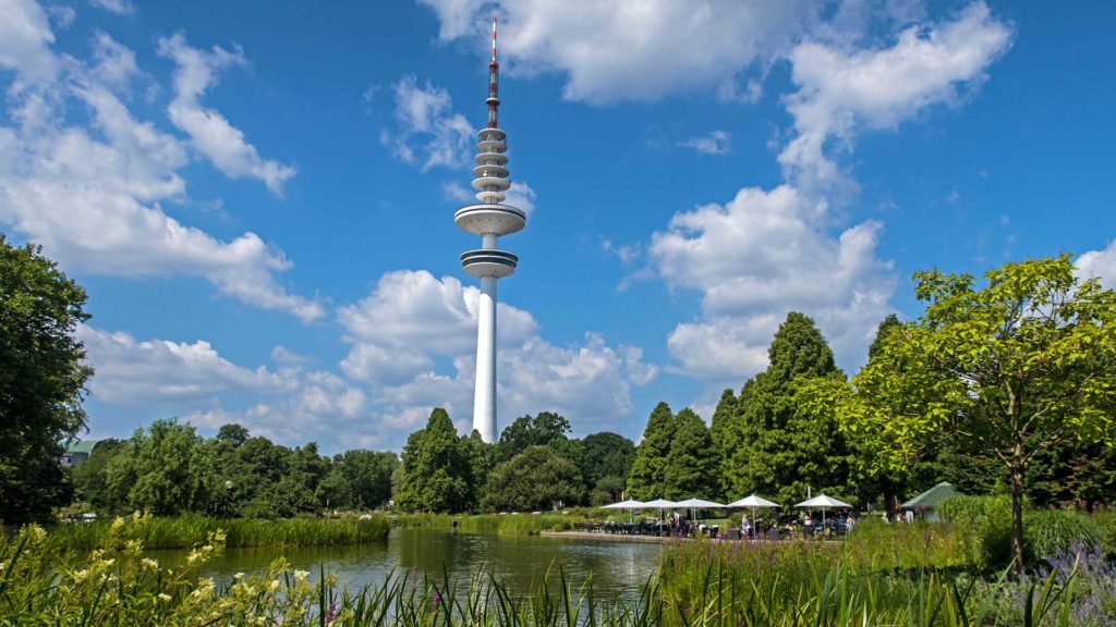 Ausblick auf den Fernsehturm von Planten un Blomen in Hamburg