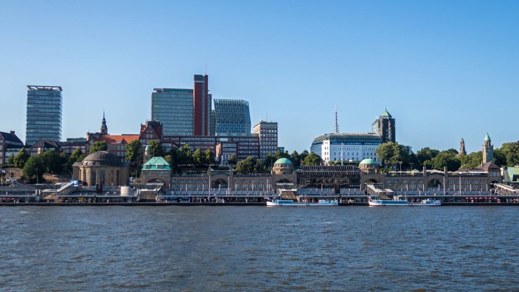 Ausblick auf die Landungsbrücken, eine Top-Sehenswürdigkeit in Hamburg