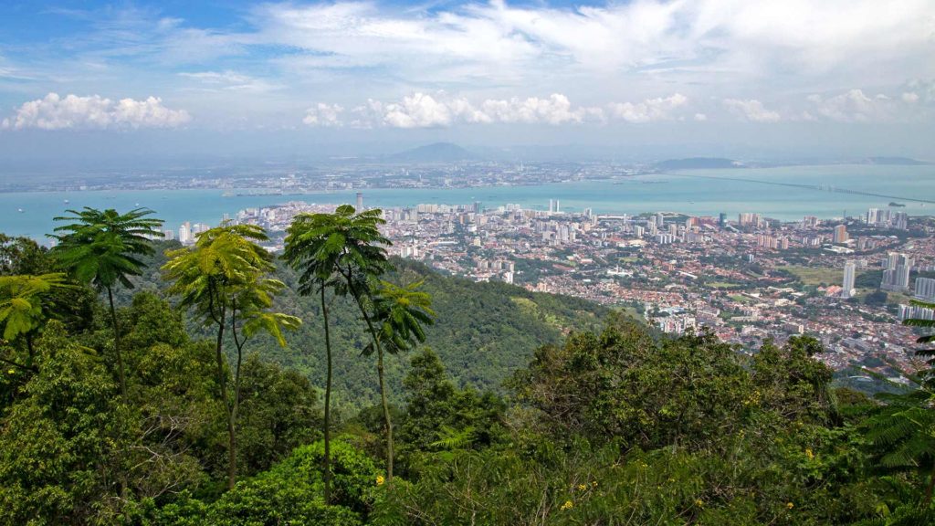 Ausblick vom Penang Hill auf George Town und das Festland von Malaysia