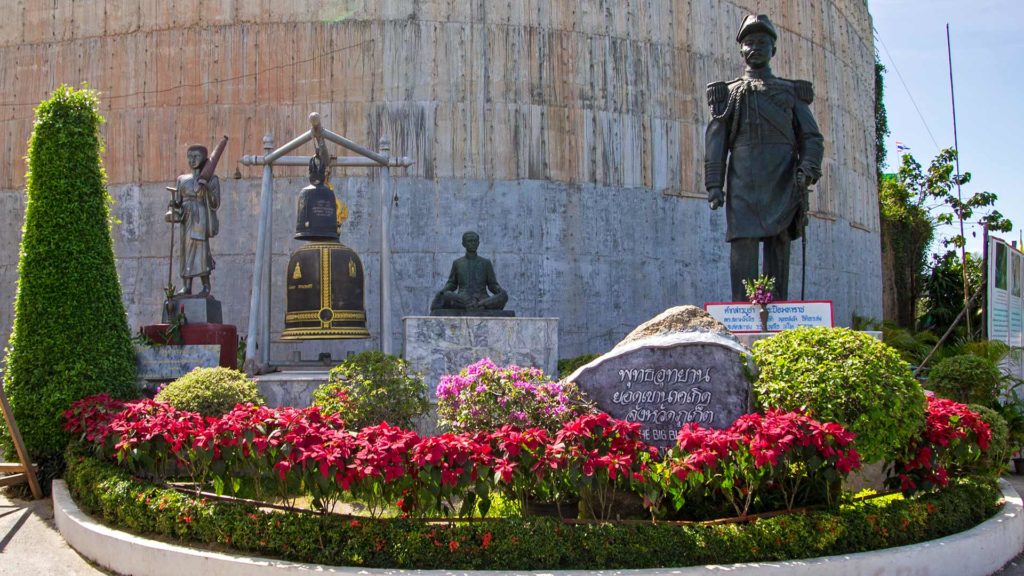 Statuen am Eingang des Big Buddha von Phuket