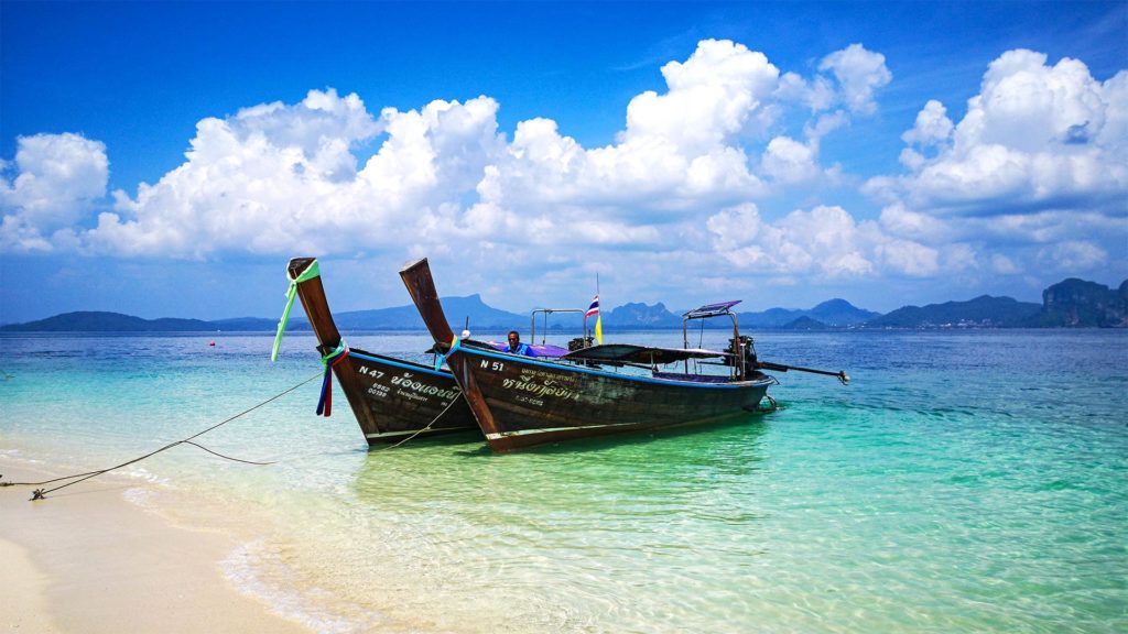 Longtailboote vor der Insel Koh Poda, Ao Nang, Krabi