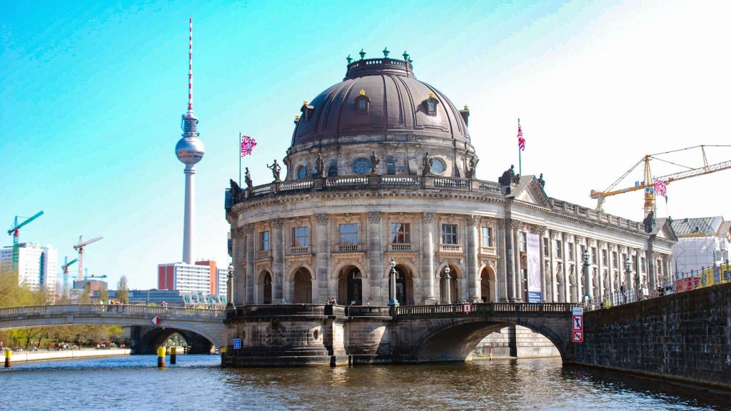 Aussicht von der Spree auf das Bode Museum auf der Museumsinsel und den Fernsehturm im Hintergrund, Berlin