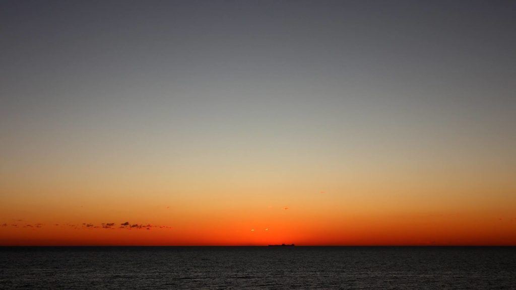 Aussicht vom Mettams Pool auf den traumhaften Sonnenuntergang vor Perths Küste
