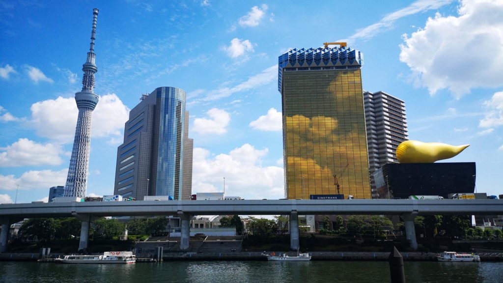 Aussicht auf den Tokyo Skytree, den Sumida Fluss und die Asahi Bierhalle vom Sumida Park aus