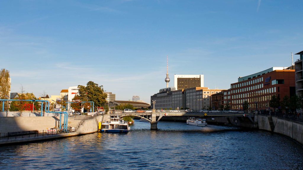 Aussicht auf das Reichstagufer und den Bahnhof Friedrichstraße im Hintergrund, Berlin