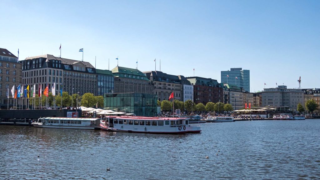Bootsfahrt auf der Binnenalster in Hamburg