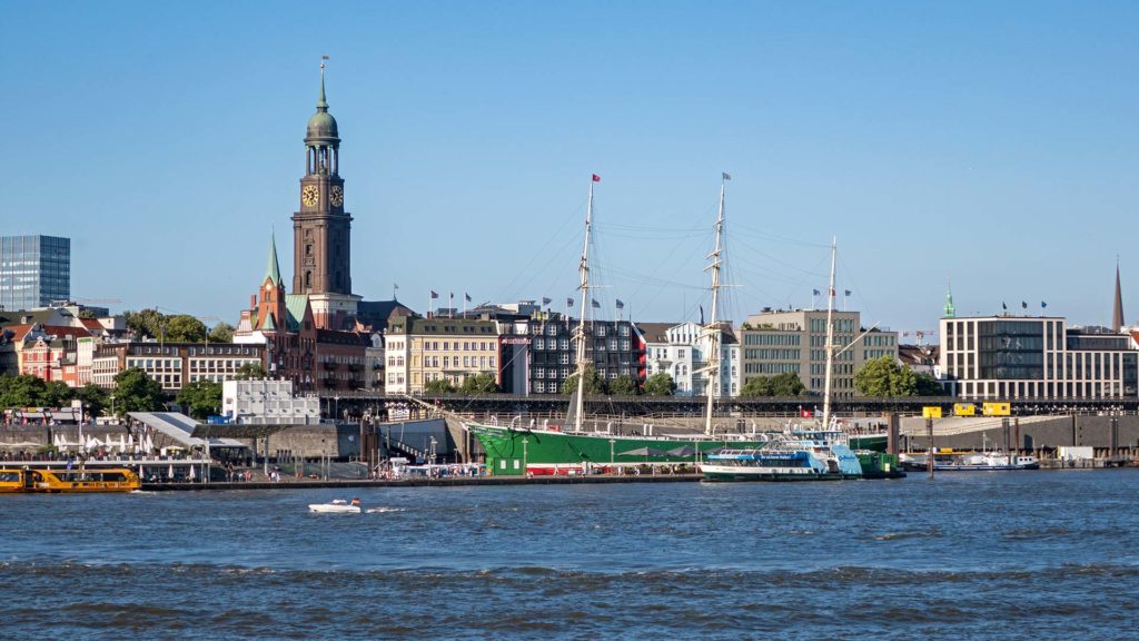 Aussicht vom Hafen auf Hamburg und den Michel (Hauptkirche St. Michaelis)