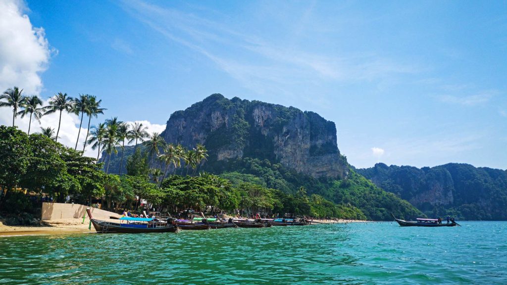 Longtailboote am Ao Nang Beach in Krabi