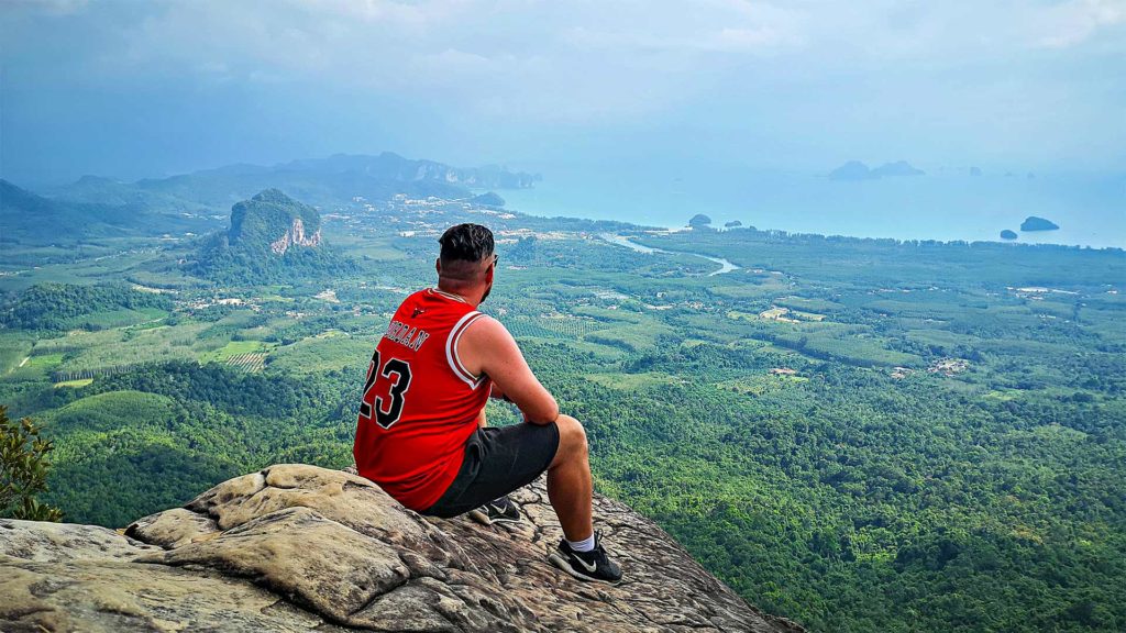 Tobi mit Aussicht auf Ao Nang vom Dragon Crest Mountain