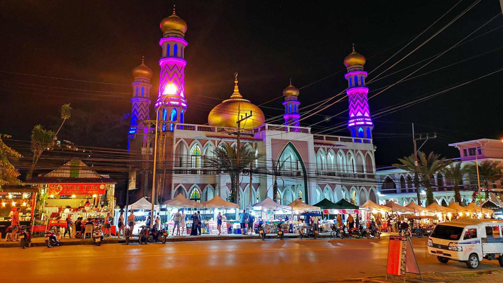 Der Nachtmarkt an der Moschee von Ao Nang, Krabi
