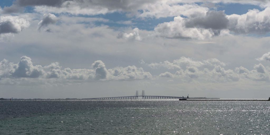 Aussicht vom Amager Strand auf die Öresundbrücke, Dänemark
