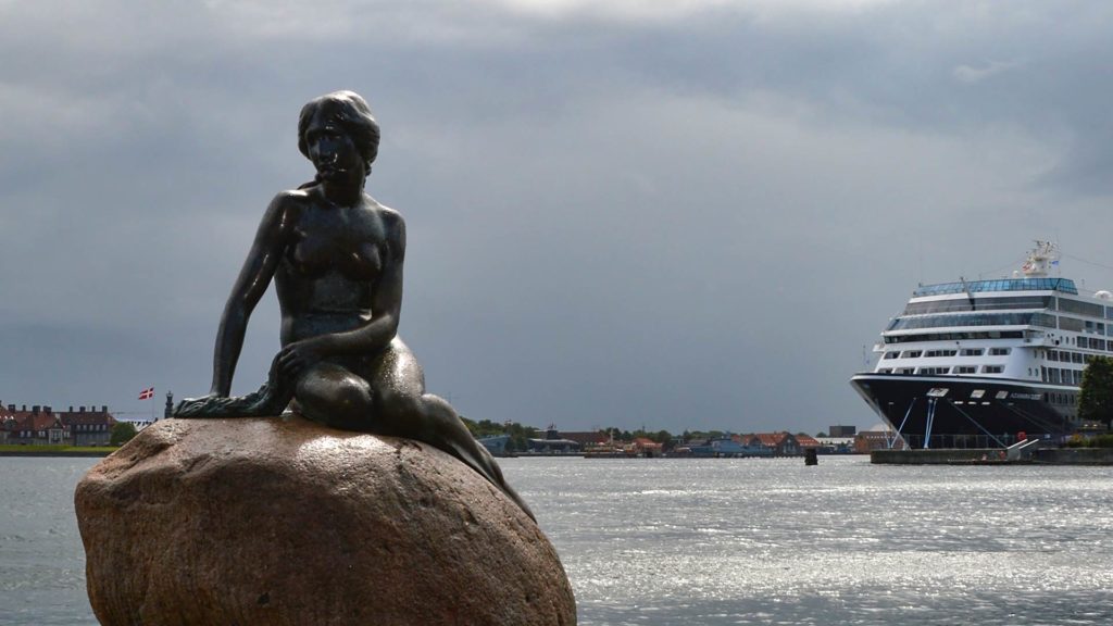 Die kleine Meerjungfrau (Lille Havfrue) Bronzefigur und ein Kreuzfahrtschiff in Kopenhagen, Dänemark