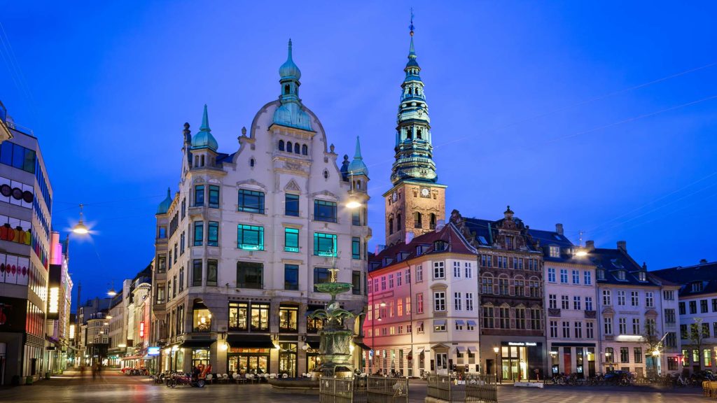 Die Kopenhagener Innenstadt Stroget zur blauen Stunde