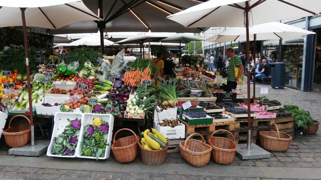 Kleiner Gemüsemarkt zwischen den Hallen von Torvehallerne, Kopenhagen