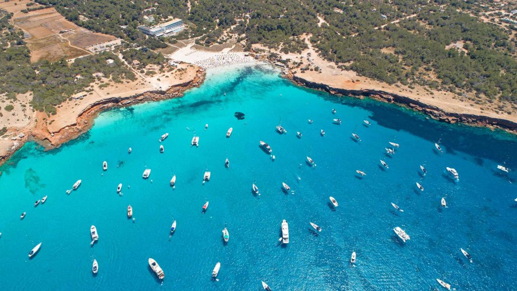 Drohnenansicht auf den Strand von Cala Saona auf Formentera, Spanien