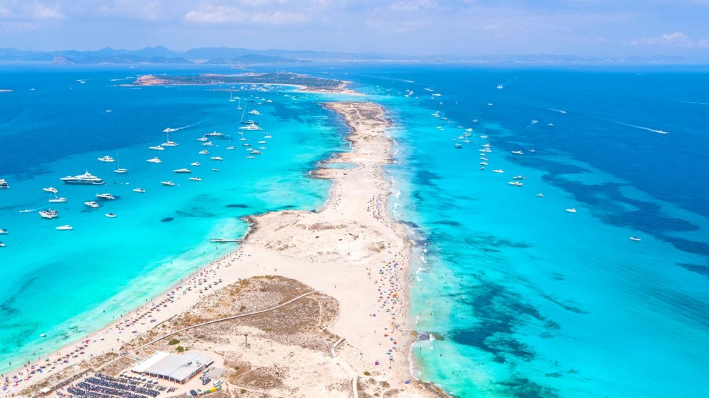 Drohnensicht auf die Insel Formentera der Balearen in Spanien