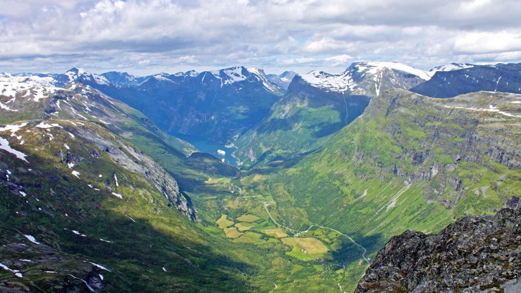 Aussicht vom Dalsnibba auf Geiranger in Norwegen