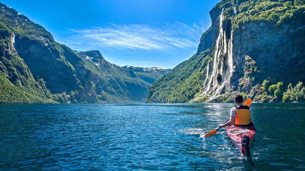 Kajakfahrer auf dem Geirangerfjord in Norwegen