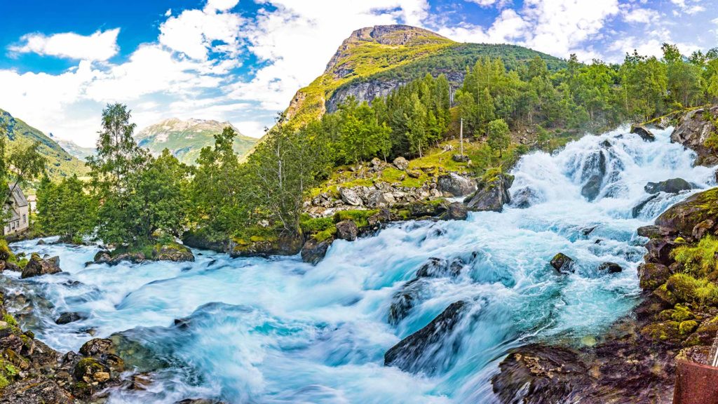 Der Storfossen Wasserfall in Geiranger, Norwegen