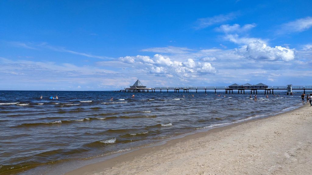 Strand auf Usedom mit Aussicht auf die Seebrücke Heringsdorf