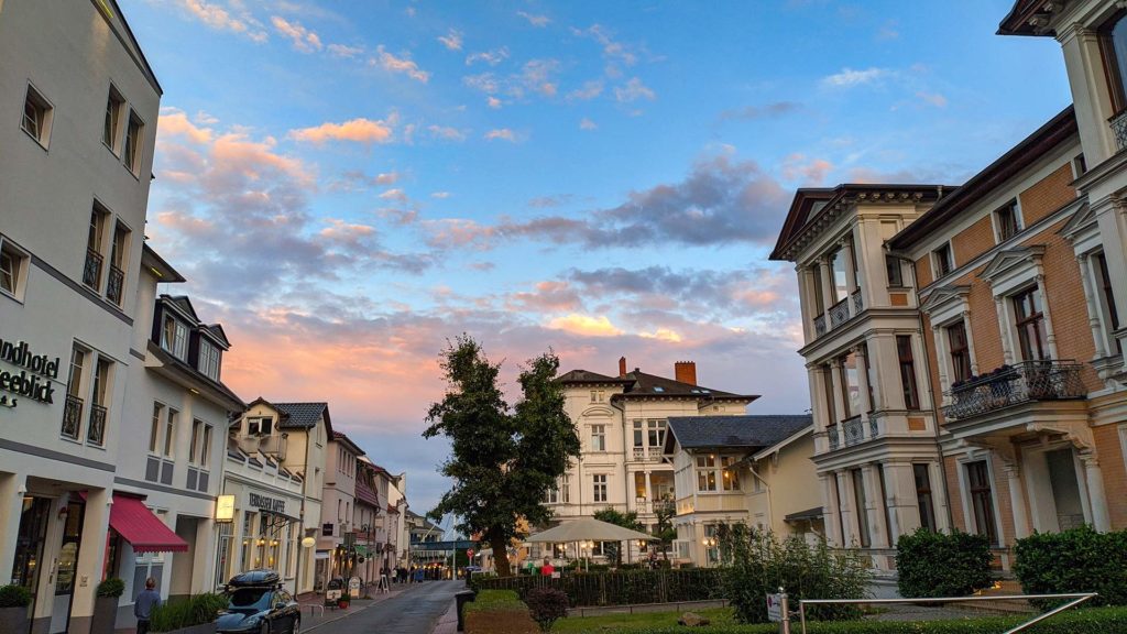 Straße und Sonnenuntergang auf Usedom