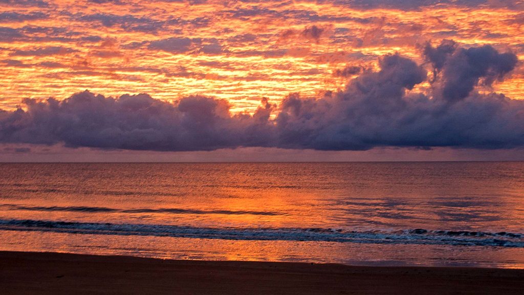 Sonnenuntergang am Mission Beach bei Cairns